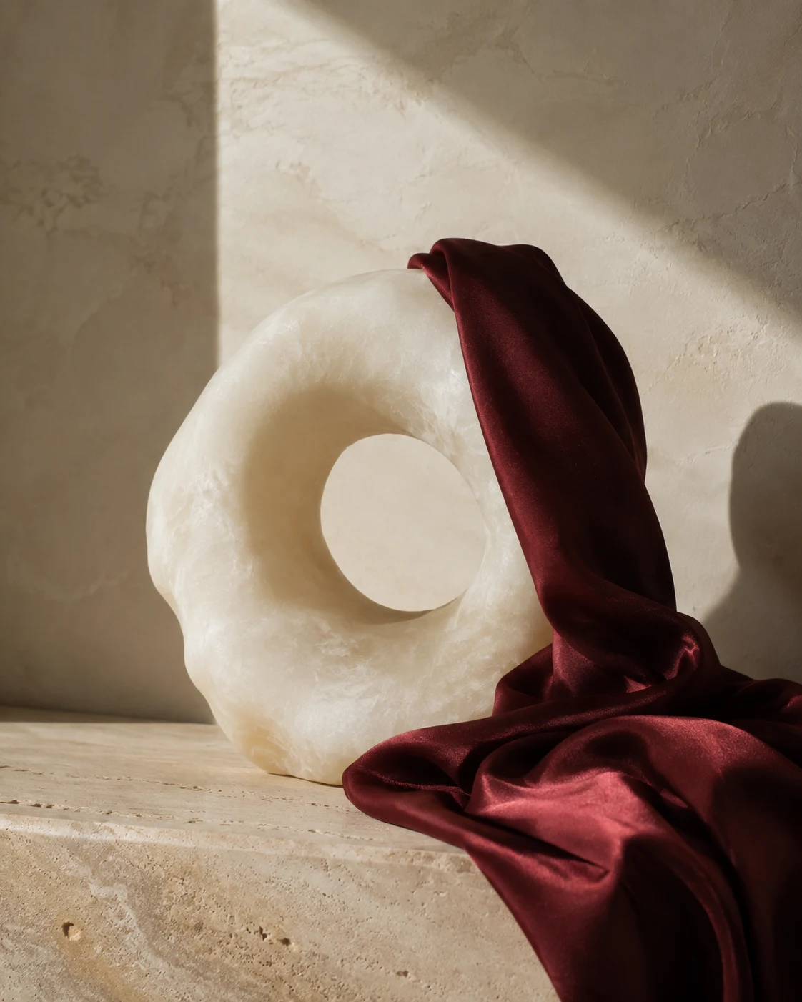 Composizione scultorea in alabastro e seta color vino